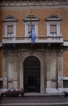 L'ingresso della sede della Cassa di Risparmio di Ferrara.