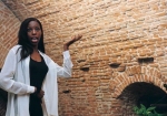 La performance della poetessa statunitense Dana Bryant all'imbarcadero del Castello Estense.