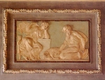 Una scena mitologica neoclassica in stucco nella sovraporta di una sala del piano superiore.