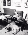 Gian Franco Rossi nella sua casa con uno dei suoi cani.