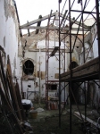 Le due immagini in questa pagina descrivono con accuratezza le condizioni di abbandono dell'interno della chiesa prima dell'intervento di restauro.