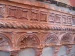 Un particolare del cornicione rinascimentale in cotto dopo il restauro.