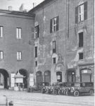 La prima sede della Cassa di Risparmio di Ferrara, dal 1838 al 1858, fu al piano ammezzato del Palazzo Municipale, sul lato prospiciente il lato sud del Castello.