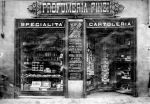 La Profumeria Finzi, in   una foto dei primi anni del Novecento, in via Mazzini 95.
