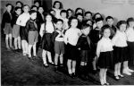Gli alunni della scuola ebraica di Ferrara nel 1936, in divisa da balilla e piccole italiane. Cesare Finzi è il primo a sinistra della seconda fila.